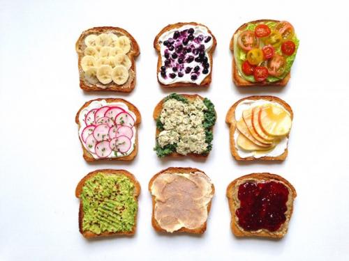 15 рецептов аппетитных тостов на завтрак
